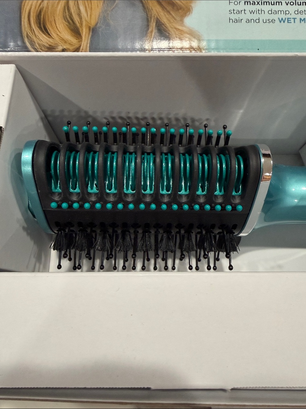 Shark Glossi 2-in-1 Hot Tool and Air Glosser Blow Dryer Brush in Juniper - Picture 2 of 6